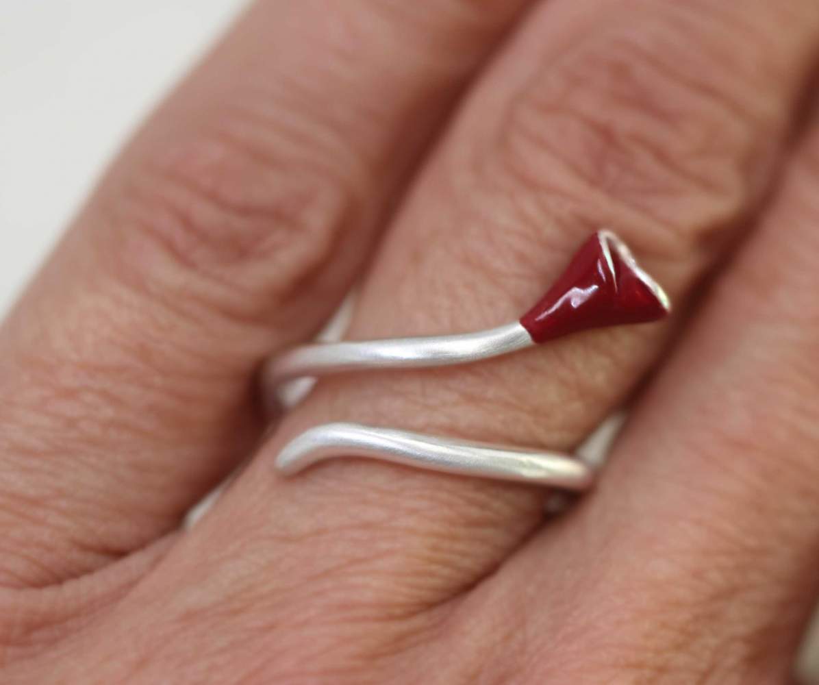 Calla Lilie Ring. Sterling Silber und dunkelrotes Emaille.
